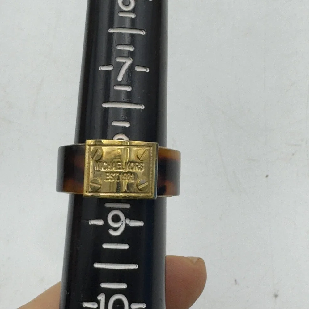Sz 8 Michael Kors Gold Tone Tortoise Shell Design Band Ring Heritage Logo Plaque - Picture 6 of 9